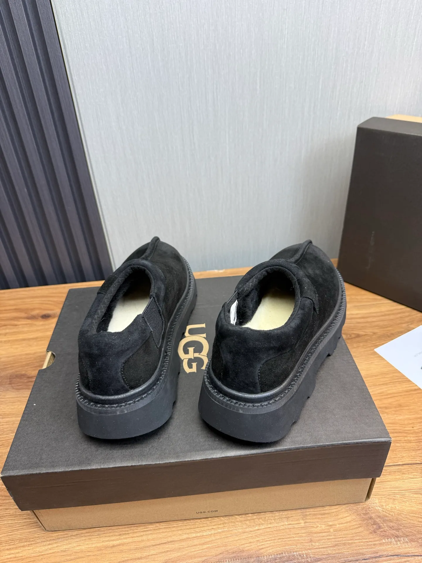 Men's shoes 💰560💰 New UGG fur integrated men's simple and fashionable snow boots. The most worth buying at the end of this year are warm casual shoes. Whether you are out and about at home, their comfortable and warm performance will be your most suitable fashion companion! The material is cowhide upper and imported wool is used inside. Warm and comfortable! The eva+ rubber patch outsole is cushioned, non-slip and wear-resistant, and has good elasticity. It is light and wear-resistant, comfortable and soft, and the new simple cut is more fashionable. It has both practicality and fashion sense, so you no longer have to worry about how to match it in winter, while still maintaining your fashionable taste. High-quality genuine wool. Look at the details for the material! Size: 39-40-41-42-43-44-44 sneaker size